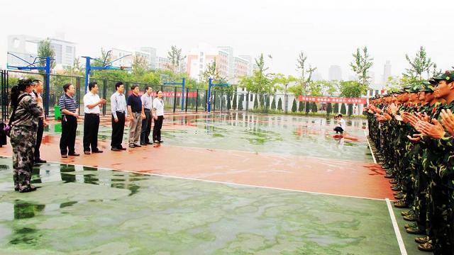 学院领导军训场看望新生